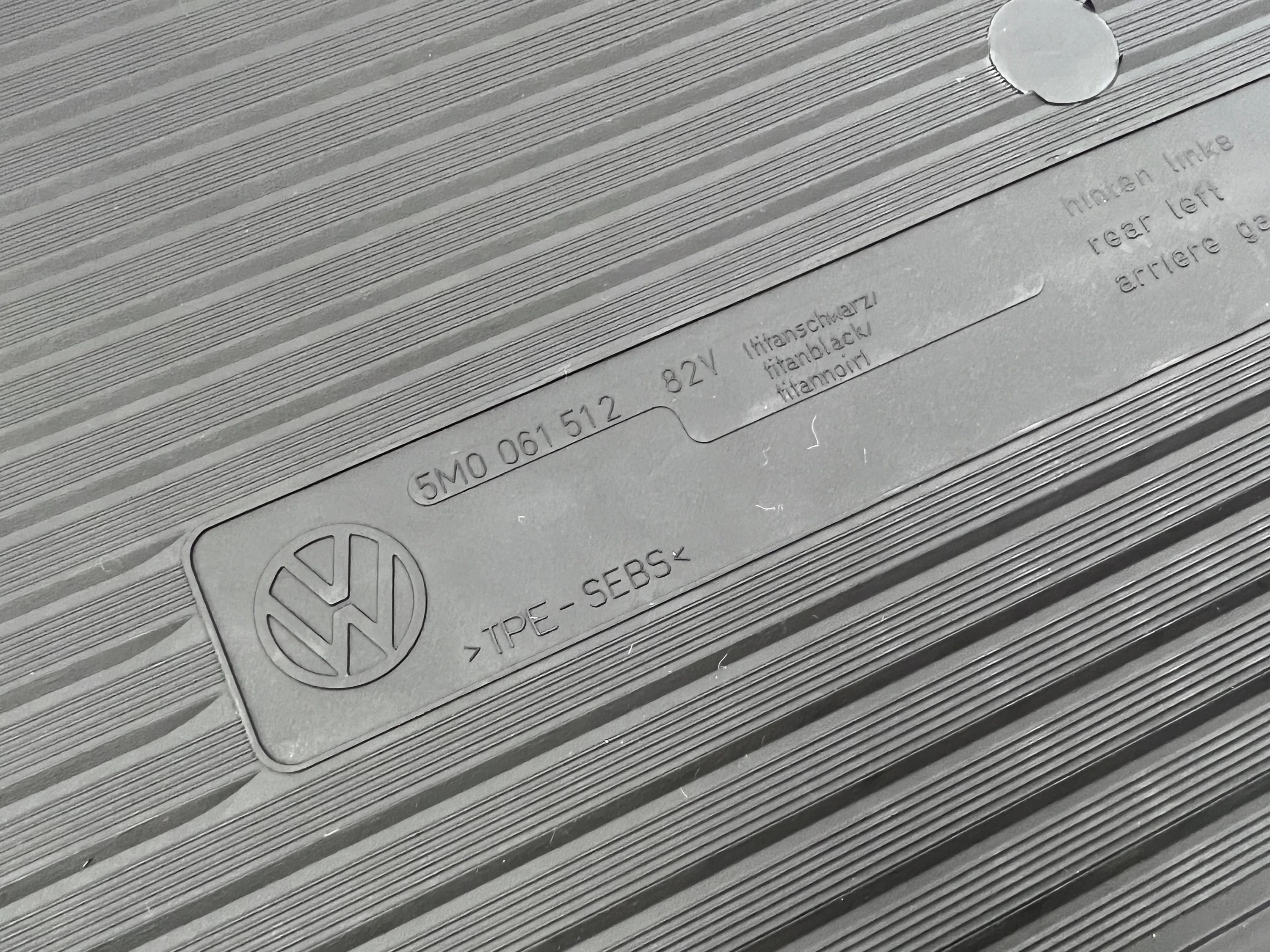 schwarz Gummi Plus | VW Golf RS-Original-Carsupply Original Fussmatten