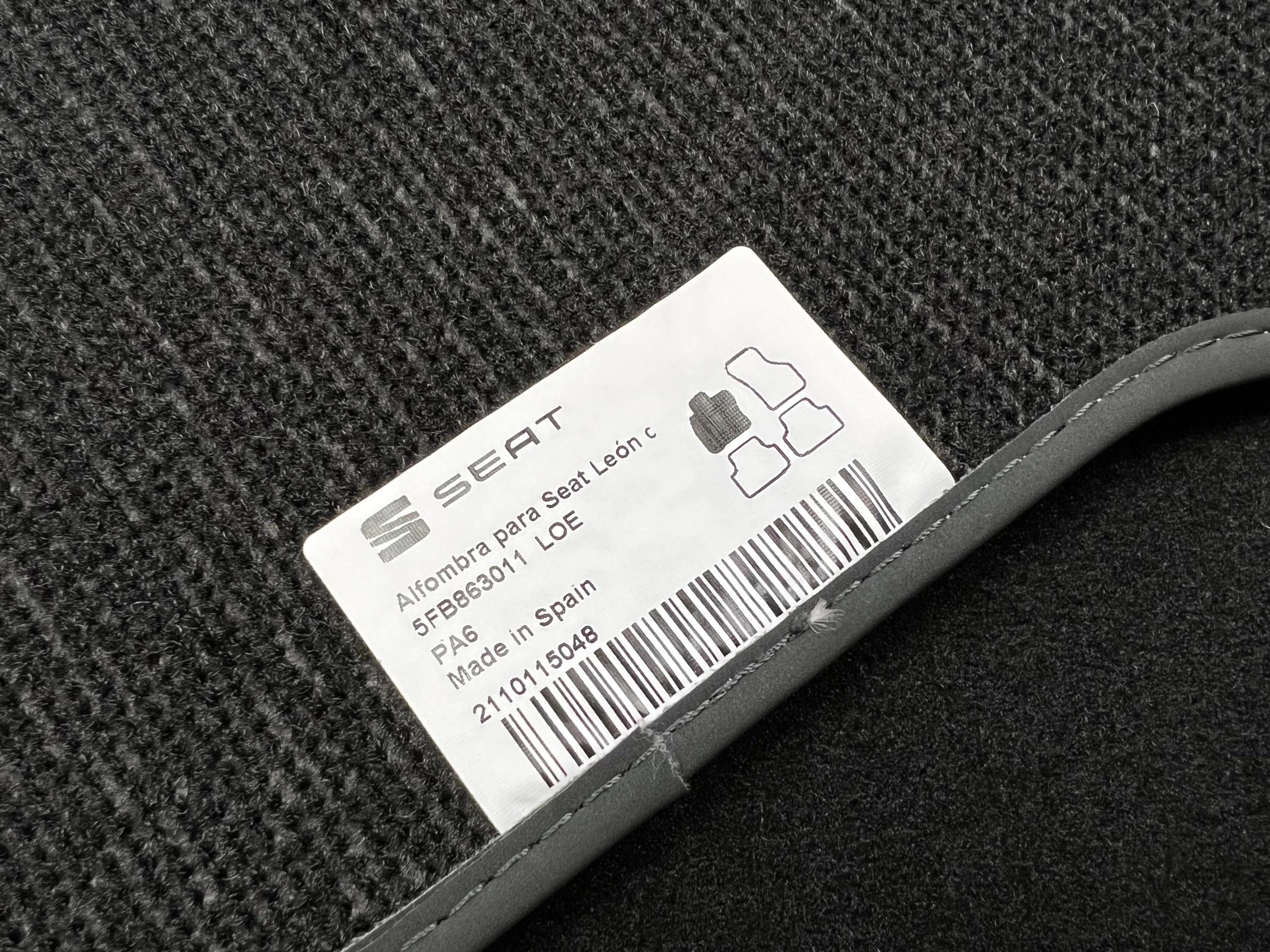  Seat 5F0061675D041 Trail Textile Alfombras de suelo, 4 x  Alfombras de tela, alfombrillas de terciopelo, color negro, con letras Leon  : Automotriz