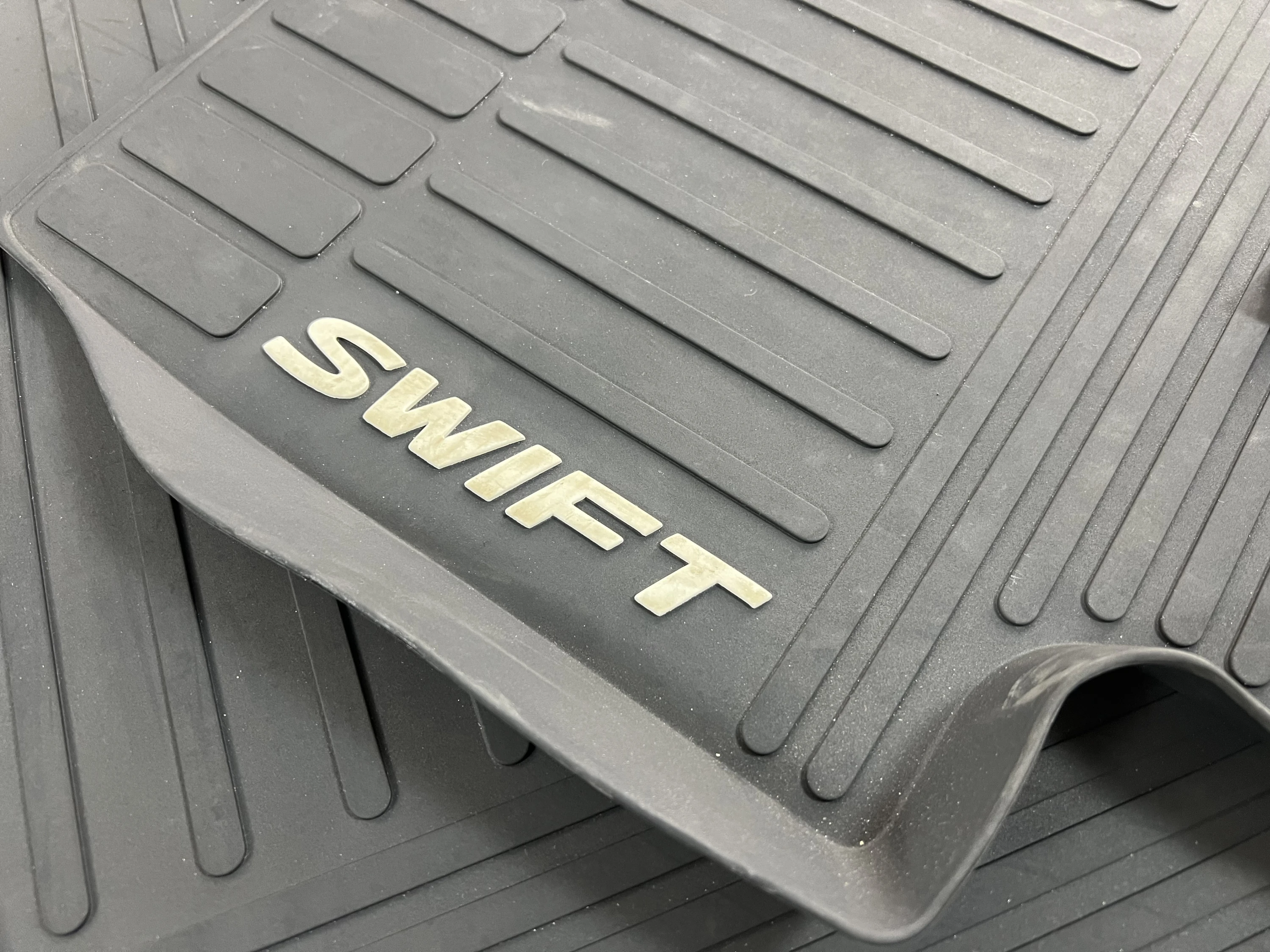 Fussmatten Suzuki Swift Sport Original schwarz Gummi mit Logo Neu
